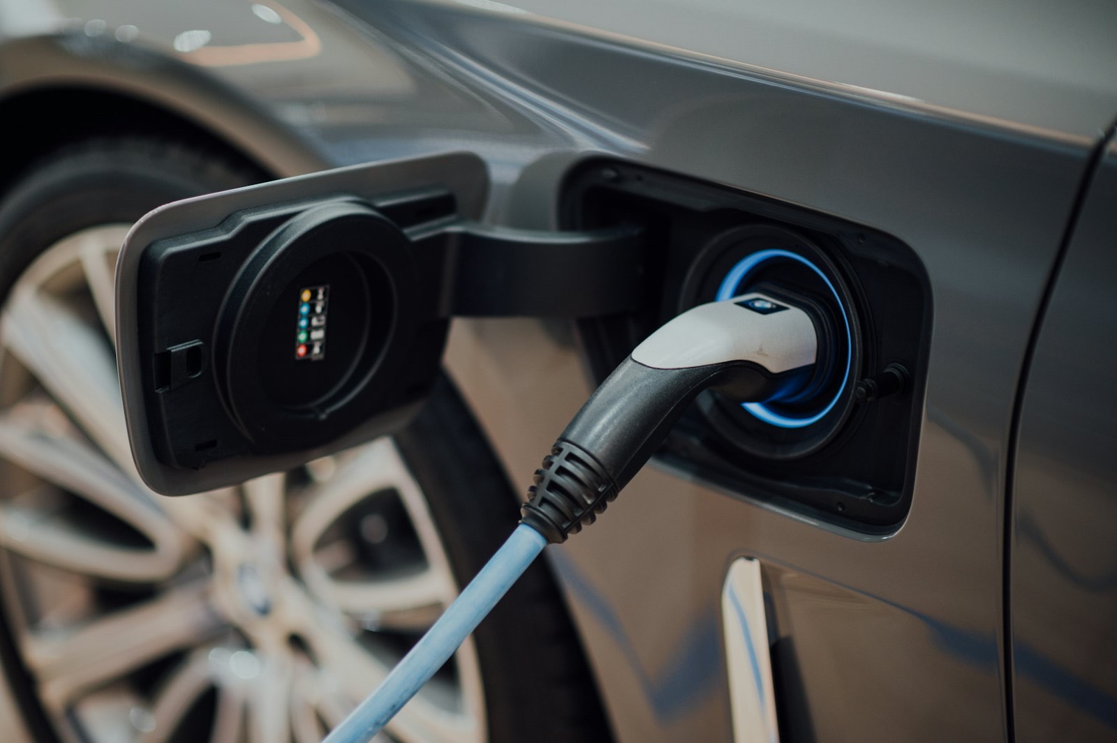 Laadstekker aangesloten op een elektrische auto