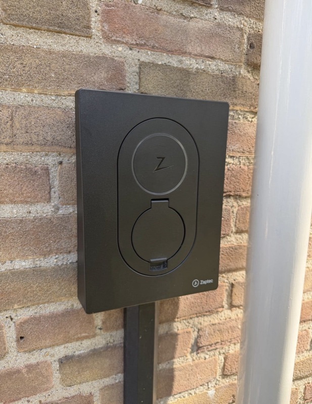 Door EVO CHARGE ge&iuml;nstalleerde laadpaal