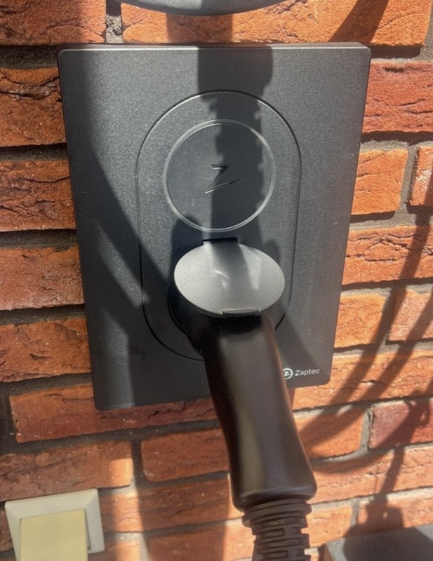 Door EVO CHARGE ge&iuml;nstalleerde laadpaal